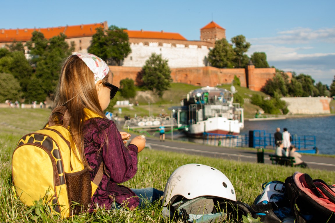 Dziecko siedzące nad Wisłą w Krakowie przy Wawelu