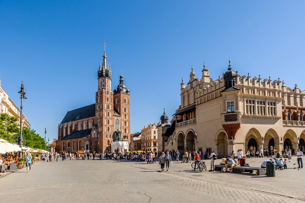 Krakowski rynek w południe z duża ilością ludzi